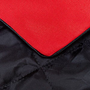 Staubschutzhülle in der Farbkombination: roter Oberstoff, schwarzes Innenfutter, schwarze Zierpaspel