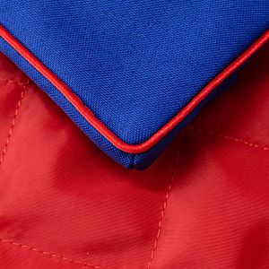 Staubschutzhülle in der Farbkombination: royalblauer Oberstoff, rotes Innenfutter, rote Zierpaspel
