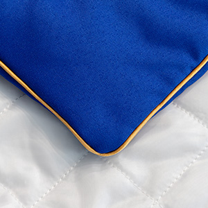 Staubschutzhülle in der Farbkombination: royalblauer Oberstoff, weißes Innenfutter, goldene Zierpaspel