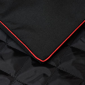 Staubschutzhülle in der Farbkombination: schwarzer Oberstoff, schwarzes Innenfutter, rote Zierpaspel