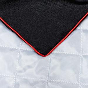 Staubschutzhülle in der Farbkombination: schwarzer Oberstoff, weißes Innenfutter, rote Zierpaspel
