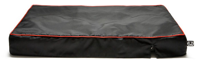 Beispielbild zeigt eine Hülle in schwarz, mit roter Zierpaspel.
